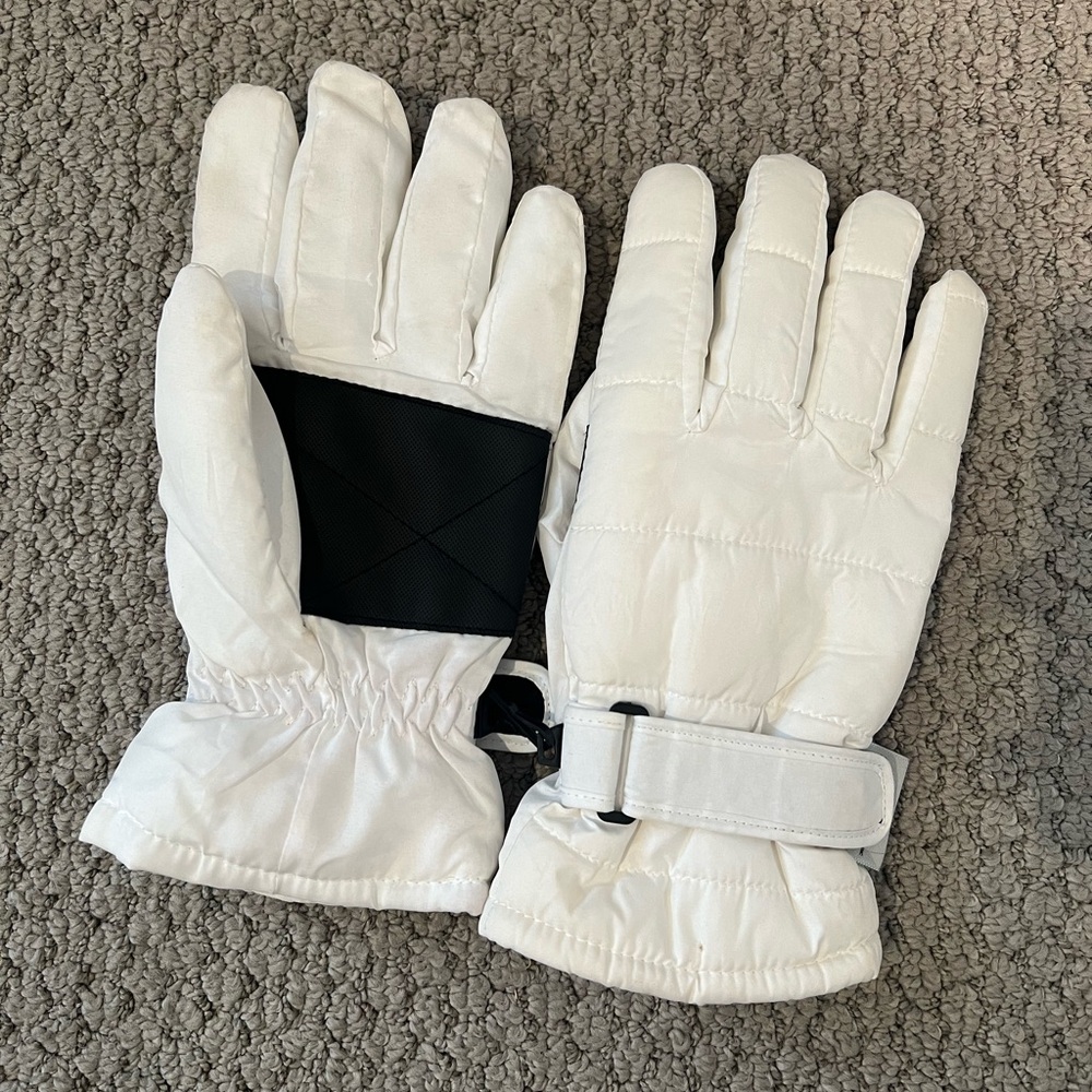 Winter gloves have only been worn twice, perfect for playing with snow - Picture 2 of 2